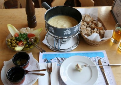 Full_cheese_fondue_set_-_in_Switzerland